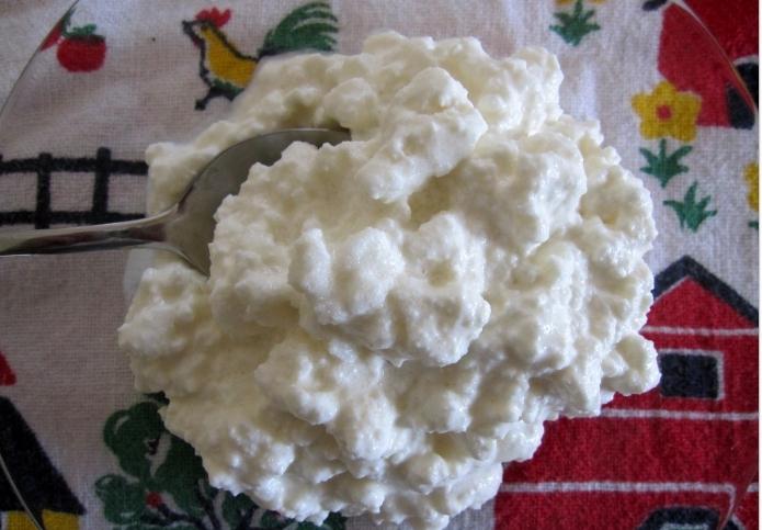 כיצד להפוך גבינת קוטג 'מחלב חמוץ: המלצות שימושיות