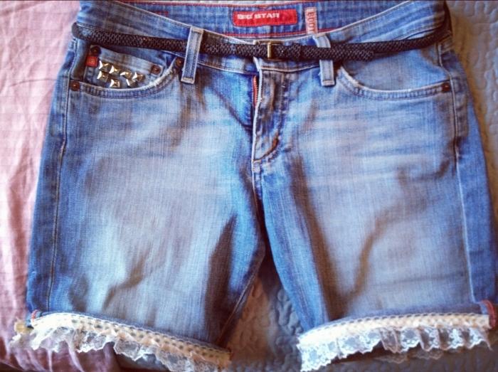 איך לקשט ג 'ינס קצרים כדי להיראות מסוגנן?