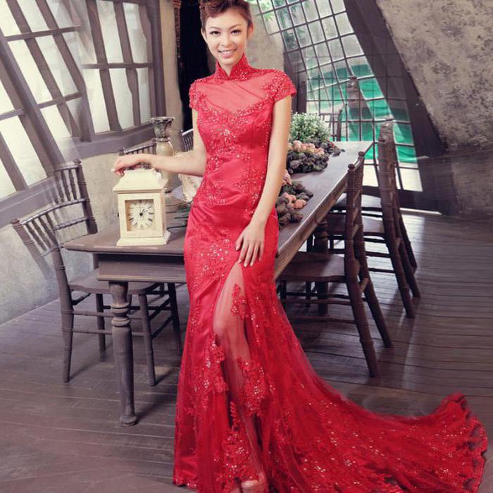 שמלת תחרה אדומה - יופי וקסם