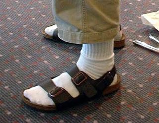 סנדלים לגברים עם גרביים - זה לא אופנתי