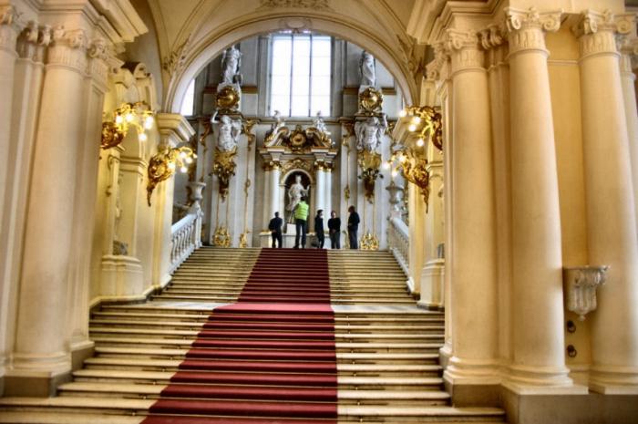 ארמון החורף בסנט פטרסבורג: מותרות מפוארים